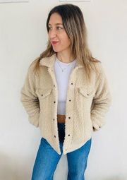 •• levi’s sherpa boyfriend jacket •• medium, 21” ptp, 24” length ••