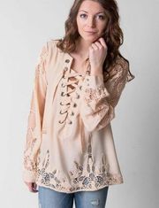 Gimmicks by BKE cream lace up crochet applique blouse size medium