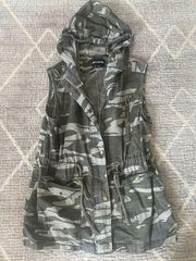 Zenana  Outfitters size Large Camouflage full zip and snap closure front pockets