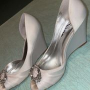 Touch of Nina slip on ivory wedge shoes w/ Oval Rhinestone accent 3.5” heel sz 7