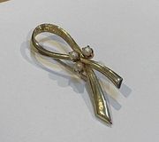 Signed Brooks Vintage Brooch Pin Gold Tone / Faux Pearl Awareness Ribbon