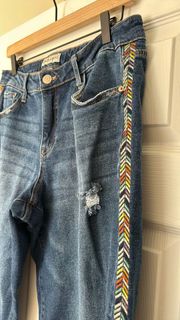 Embroidered Cropped Jeans