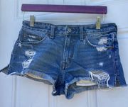 medium wash distressed low rise denim short Size 4 💙