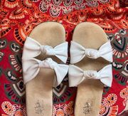 WHITE BOW SLIDE CUSHIONED SANDALS