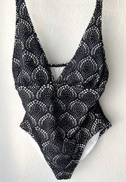 La Blanca Size 16 Crochet One Piece Swimsuit Black/White Swim