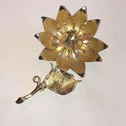 Jaclyn Vintage Gold Tone 3D Flower Brooch Shoulder Pin