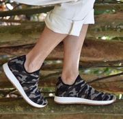 NEW J/Slides Urban Sports Sneakers in Tiger Knit, Size 10 New w/o Box