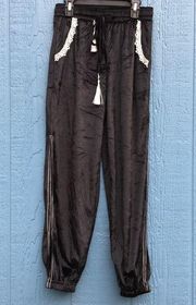 Boutique branded Velvet Jogger Pants with side split
Black Women’s Size Small