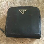 🩵Beautiful Black Prada Zippy Bifold🩵