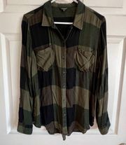 women’s button down long sleeve black/green plaid flannel shirt sz L