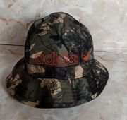 Adidas  three Striped bucket hat camo small women