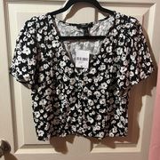 Forever 21 Crop Top V- Neck Black & White Flower Design with Buttons