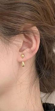 Gold tear drop stud simple huggie earrings