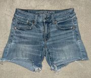 American Eagle American Eagles MIdi distressed shorts, size 2, super stretch, good condition