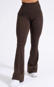 Buff Bunny Contour Pocket Flare Legging NEW
Cold Brew