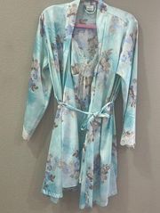 Matching set night gown robe set it’s beautiful