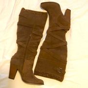𝅺Aleena faux suede boots, 3 in heals, zipper down the side for putting on.