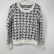 MUDD BLACK & WHITE ABSTRACT PRINT SOFT & FUZZY PULLOVER SWEATER SIZE SMALL