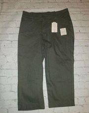 NWT St John's Bay Women's Size 4 Oregano Green Secretly Slender Capri Pants