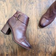 Korks • Decola Bootie brown block heel ankle boot moto leather cap toe