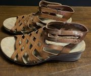 Bare traps woman’s Tan size 7 weaved sandals