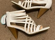 New NWT Andrew Geller Amonna White Strappy Heels Open Toe Size 8