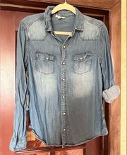 A Loves A Chambray Snap Size Medium Ladies Blouse