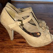 Guess tan ruffled heels