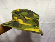 Short Camo print bucket hat Color: green