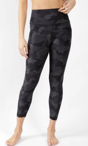 Yogalicious Lux Hi Rise Side Pockets Capri Length Black Camo Leggings Size 1x