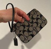 Coach  Classic Print Wrist Wallet Wistlet. OS