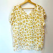 caramela boutquie white tan beige leopard blouse v neck size small