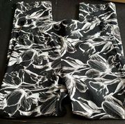 floral pants. Used good condition. Size 8. Made in 🇨🇦.