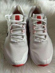 white sneakers size 7 Nike run swift