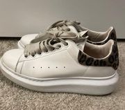 Sneakers size 6