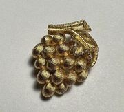 Vintage Crown Trifari Gold Tone Grape Bunch Fruit Brooch Pin Signed