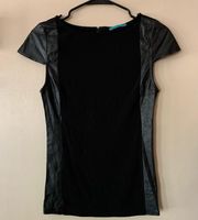 Alice +Olivia Black Leather Panel Short Sleeved Tee Size XS