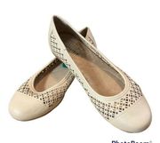 Women’s Cream Flats w, Design Cut Out on Sides Size 7 1/2