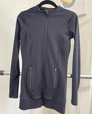 TALULAH 
Ribbed active jacket, full zip, thumb holes in sleeves, zipper pockets