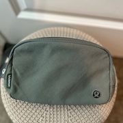 Lululemon Everywhere Belt Bag 1L(Grey Sage)🤎