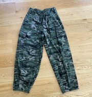 Pretty Little Thing - Khaki Camo Print Baggy Low Rise 90’s Cargo Pants in Green