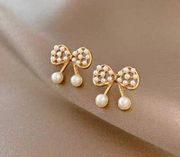 Simple and compact geometric bow pearl earrings