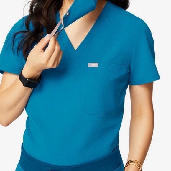 FIGS Rafaela Scrub Top (Alps Blue) - Women's Clothing & Shoes