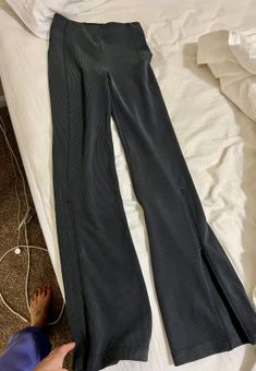 Lululemon Brushed Softstreme Ribbed Zip Flared Pant 32.5 Black size 4