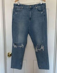 American Eagle Mom Straight Jeans