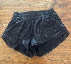 Black printed lululemon hotty hot shorts // 2.5 in // size 4