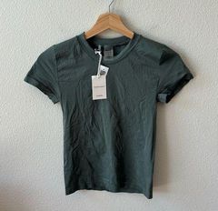 NWT Aritzia Sunday best seamless sinch tee in Willow green