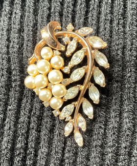Trifari Vintage Crown golden brooch 2 in long faux pearls diamonds