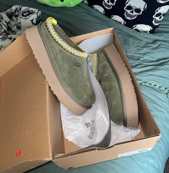 Olive green clearance uggs womens