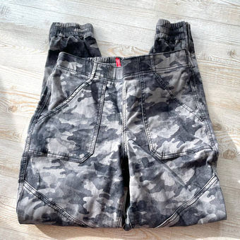 Spanx Stretch Twill Cargo Jogger Pants  Grey Camo Size Medium - $58 - From  Casey